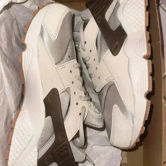 Nike Air Huarache Run Premium in Gamma Grey - Picture 2 of 2